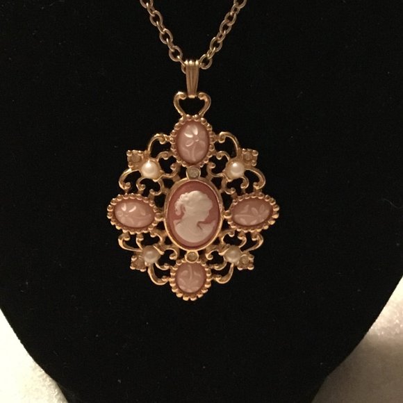 Vintage & lovely Avon cameo necklace - Picture 3 of 16